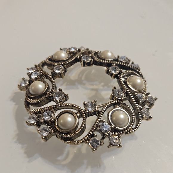 Vintage Monet Brooch Pin Round Wave Open Swirl Faux Pearl Rhinestone Gold Tone - Picture 5 of 14